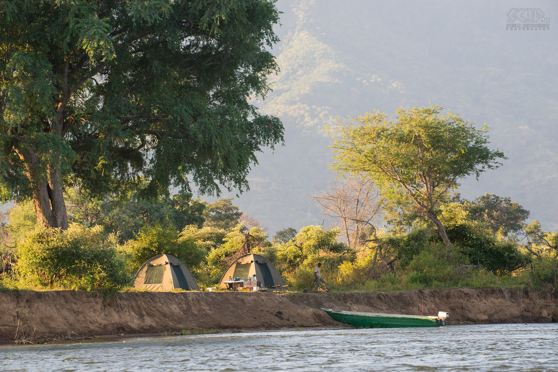 Lower Zambezi - Kampeerplaats De tweede avond kampeerden we op de rivieroever aan de Zambiaanse kant.  Stefan Cruysberghs